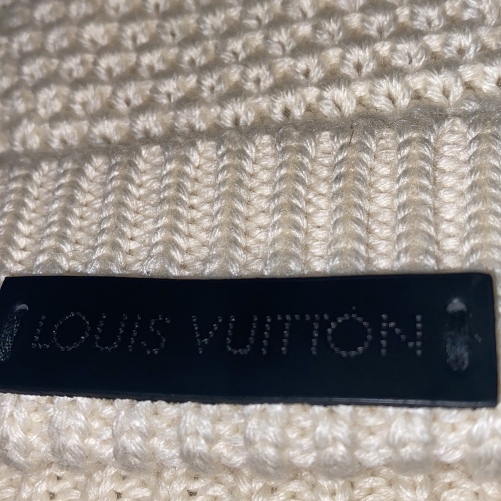 Louis Vuitton matching scarf & beanie set - Picture 2 of 7